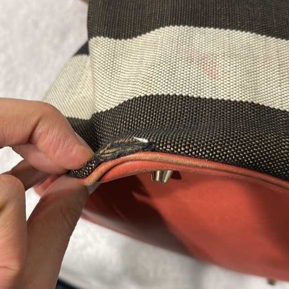 Authentic Burberry Ashby bucket bag - Picture 10 of 13
